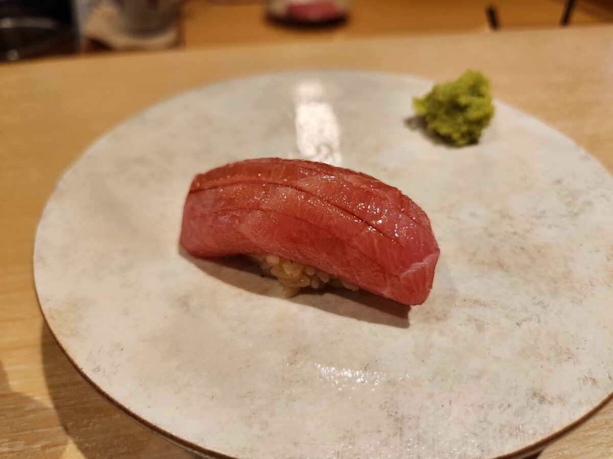 참치 뱃살 초밥 한 점이 놓인 접시.