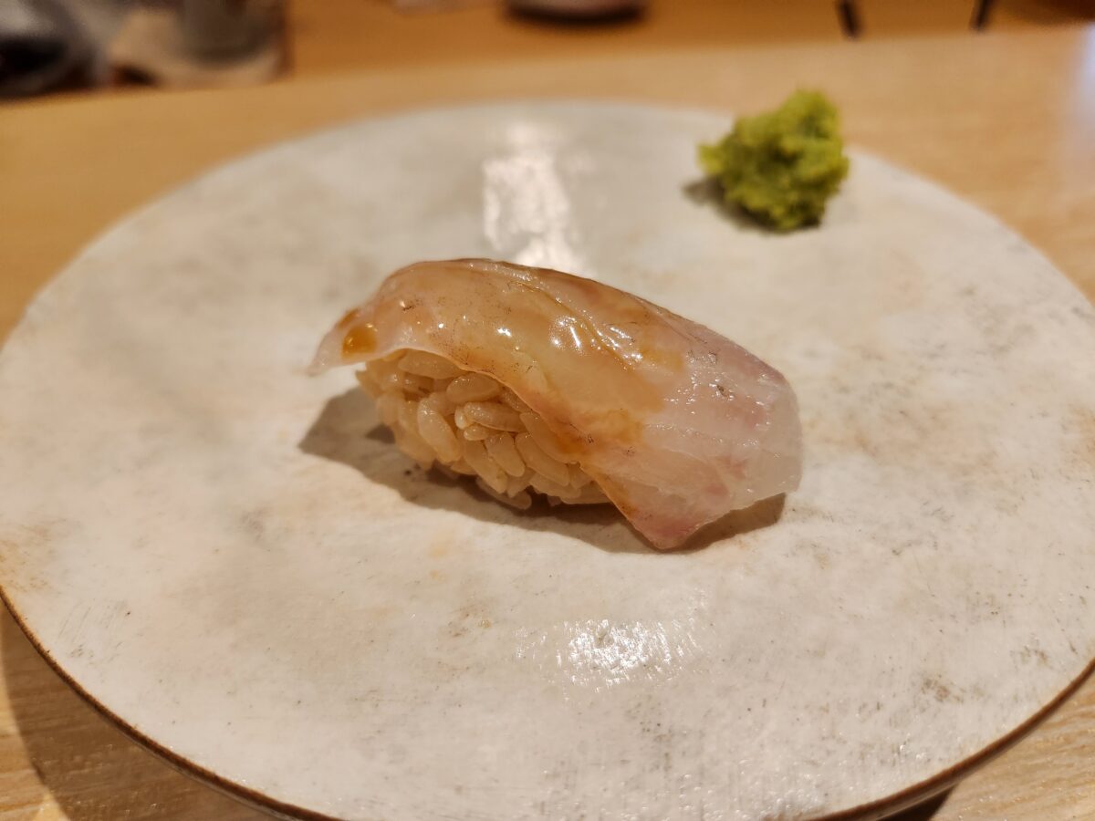 접시 위의 광어 초밥.