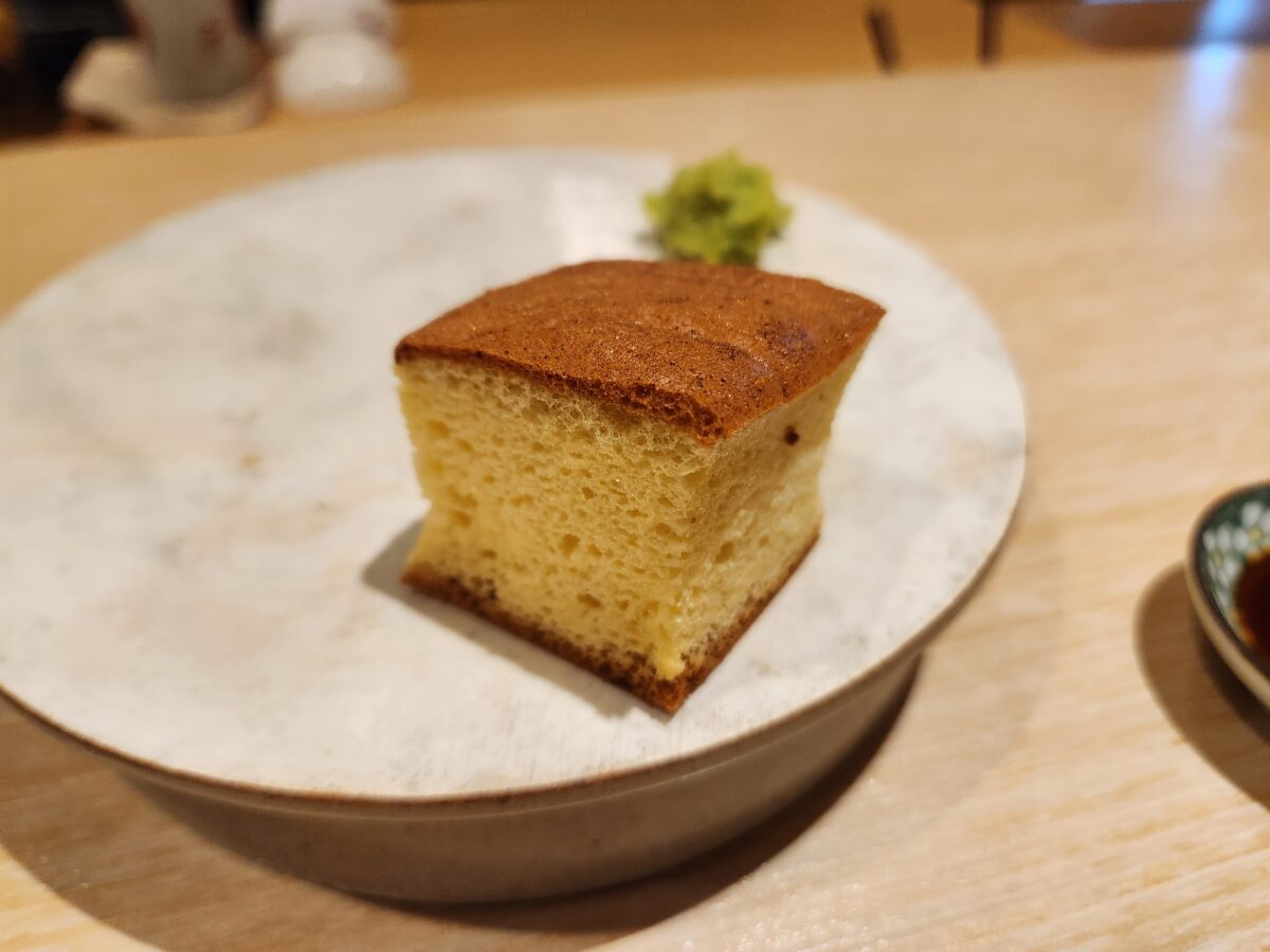 접시 위에 놓인 계란구이 교꾸.