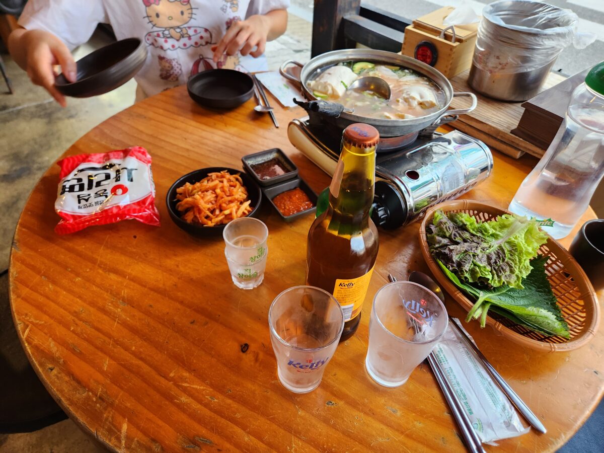순두부찌개와 라면사리, 밑반찬이 차려진 기본 상차림