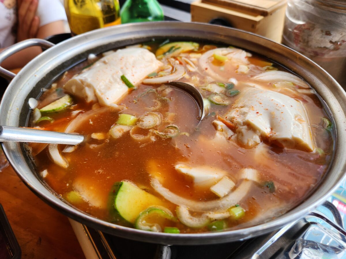 끓고 있는 순두부찌개 냄비 근접샷