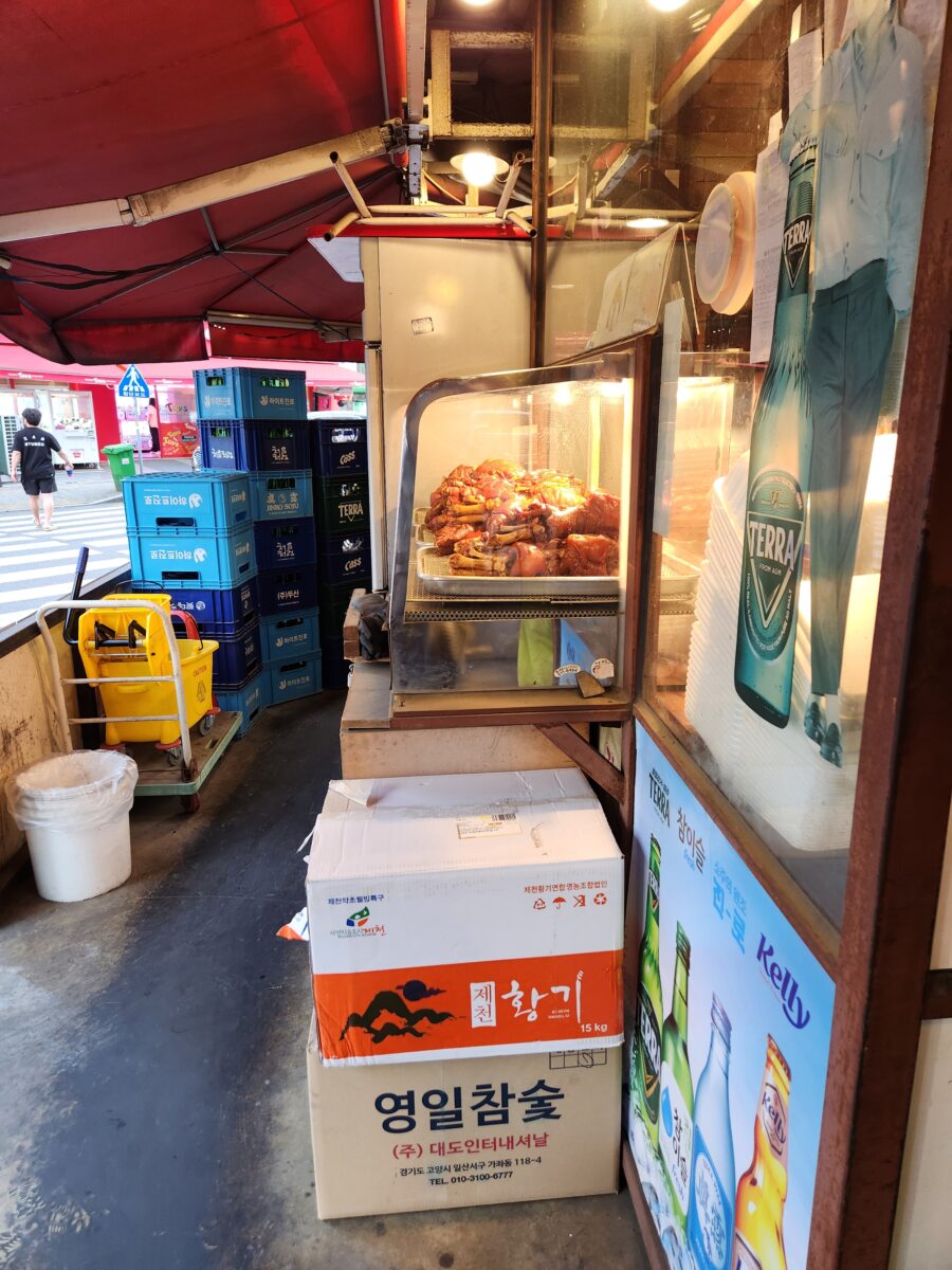 매장 내부 조리 공간과 족발이 준비된 모습