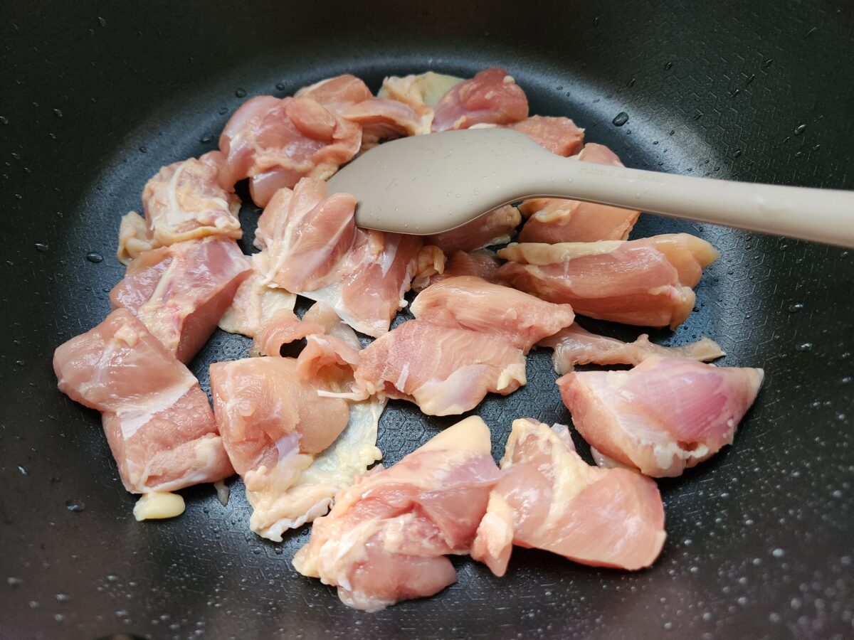 프라이팬에 올려진 생 닭다리살 정육.