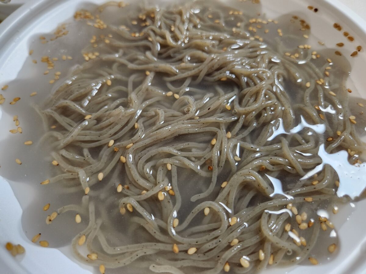 육수 속에 담긴 메밀면을 근접 촬영한 모습.