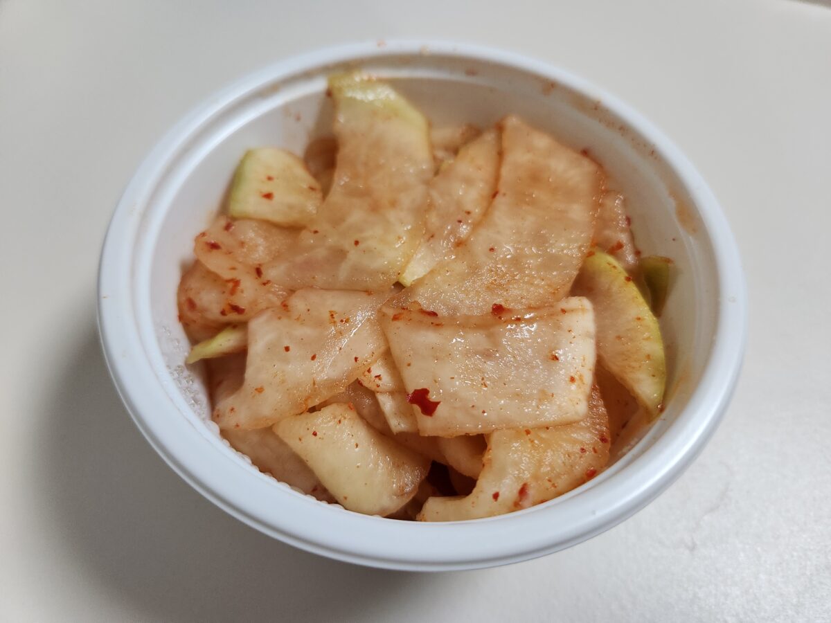 플라스틱 용기에 담긴 무김치.