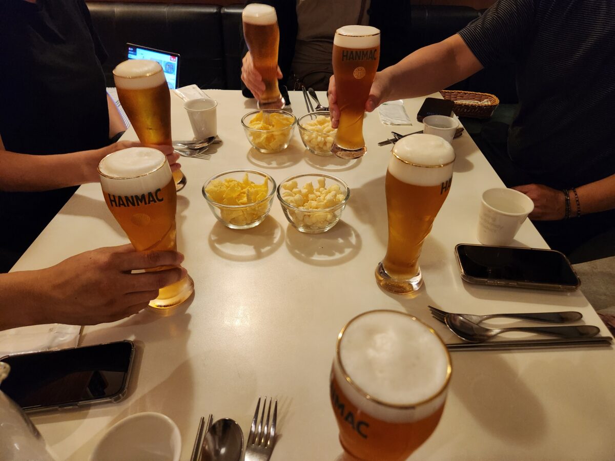 테이블 위에 맥주잔과 기본 안주들이 놓여 있는 모습
