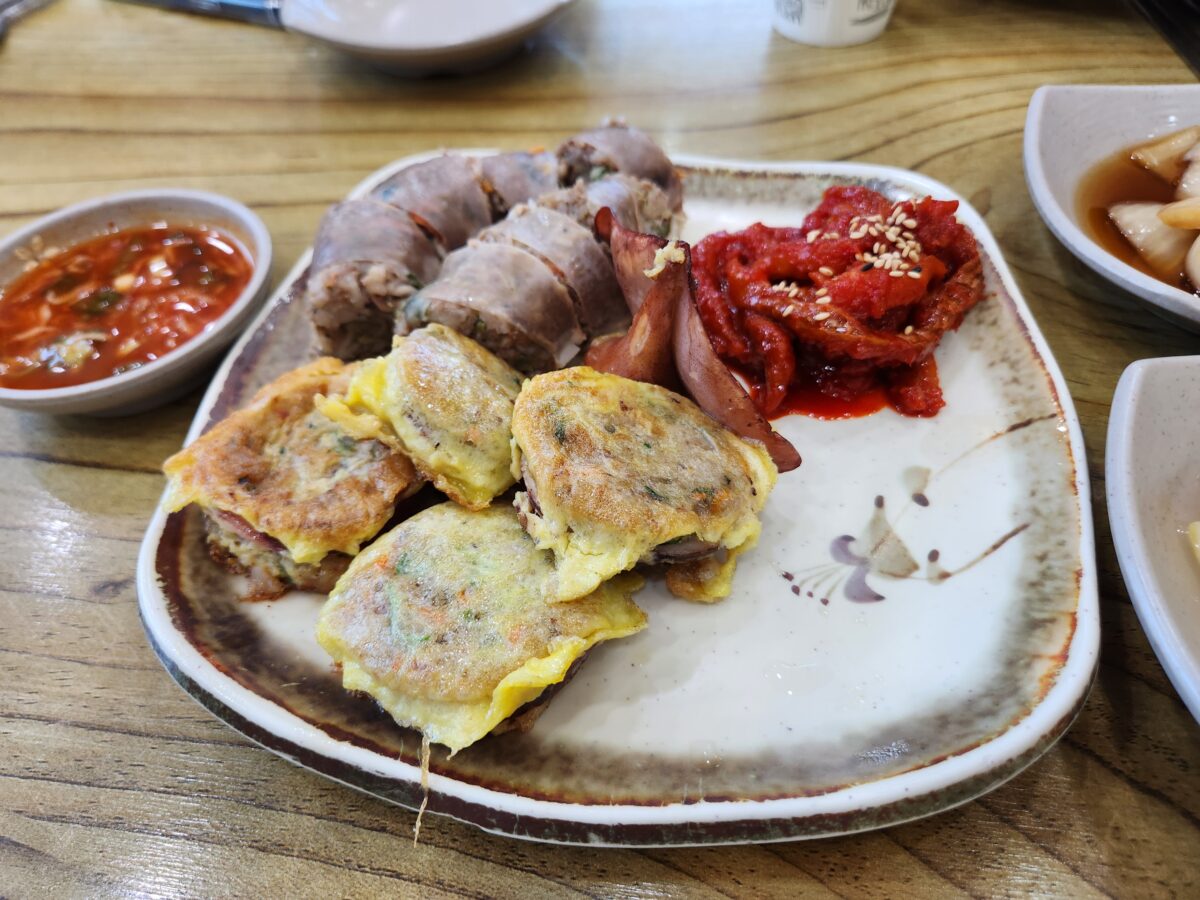 접시에 담긴 오징어순대와 아바이순대 근접 샷.