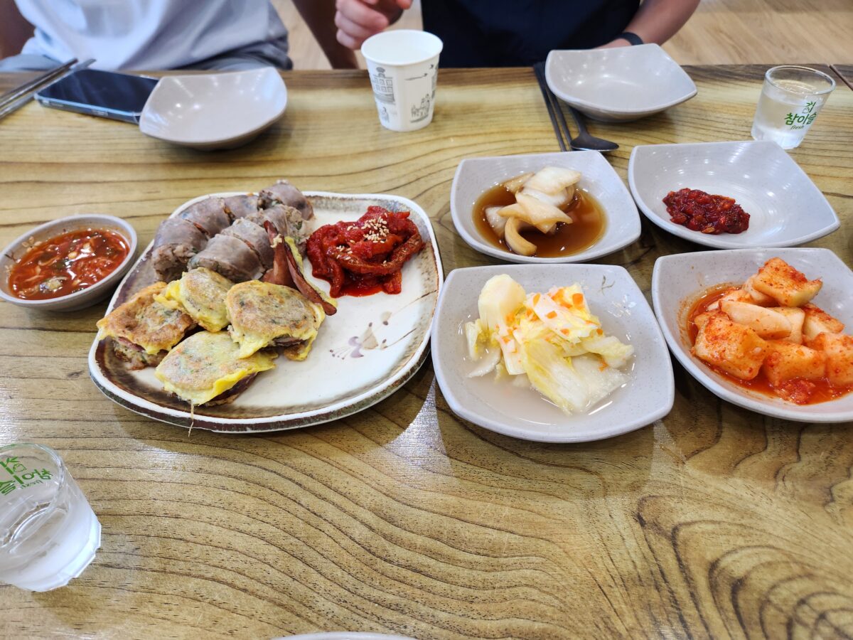 단천식당의 모듬순대와 밑반찬이 차려진 테이블 전체 모습.