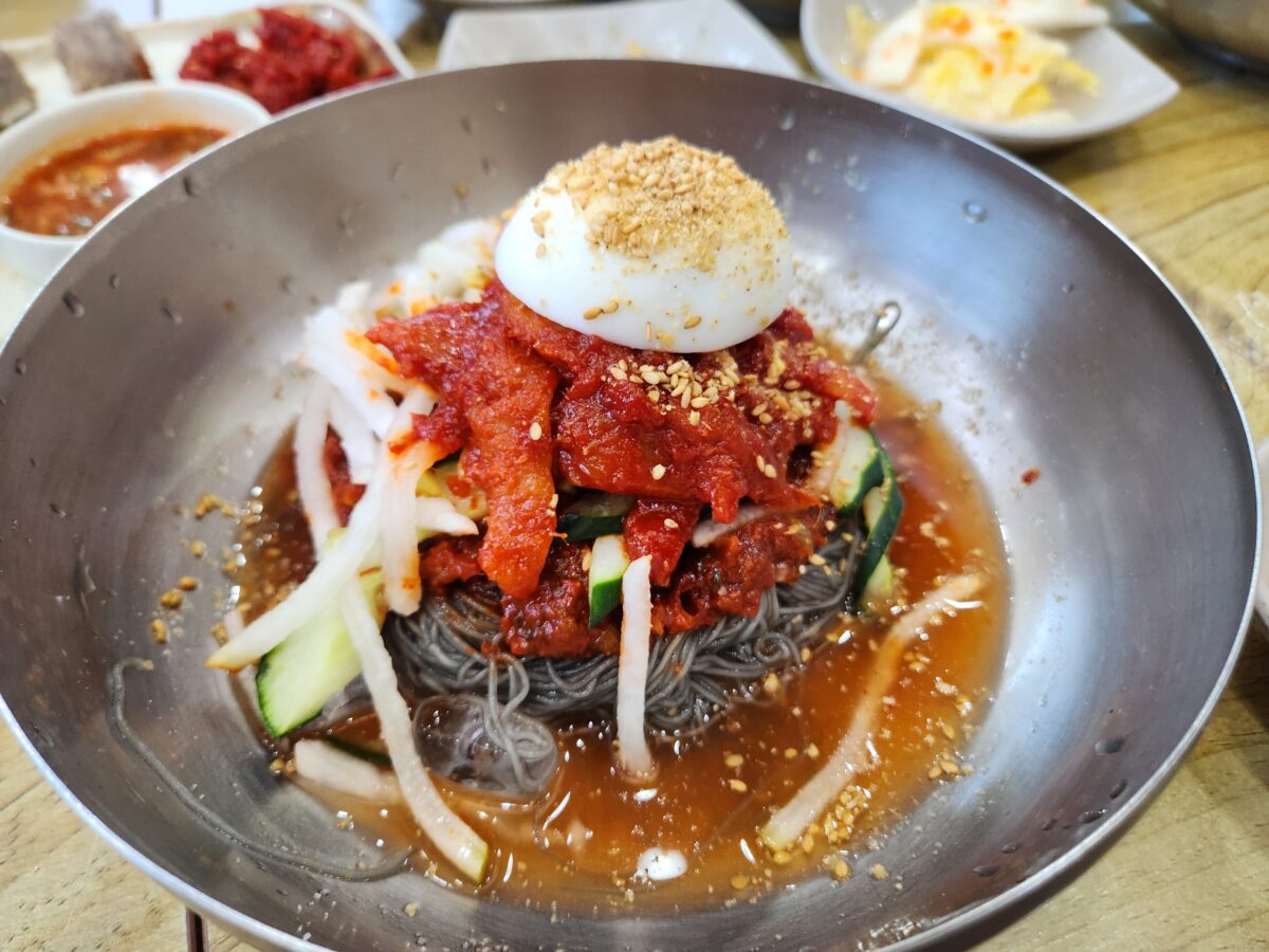 그릇에 담긴 명태회냉면의 근접 사진.