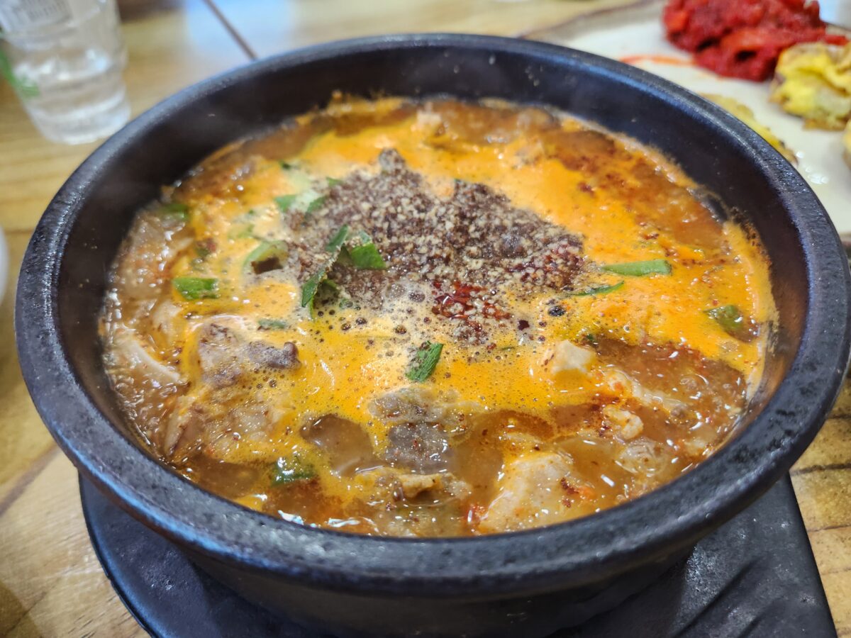 뚝배기에 담긴 뜨거운 아바이순대국밥 사진.