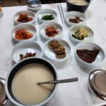 다양한 밑반찬들과 황태해장국이 차려진 한 상 차림 항공샷.