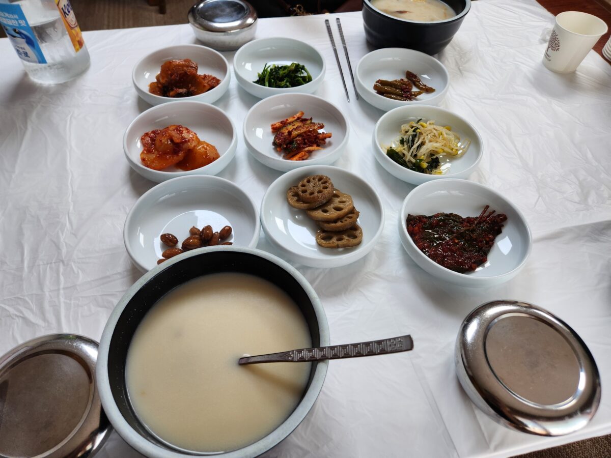 다양한 밑반찬들과 황태해장국이 차려진 한 상 차림 항공샷.