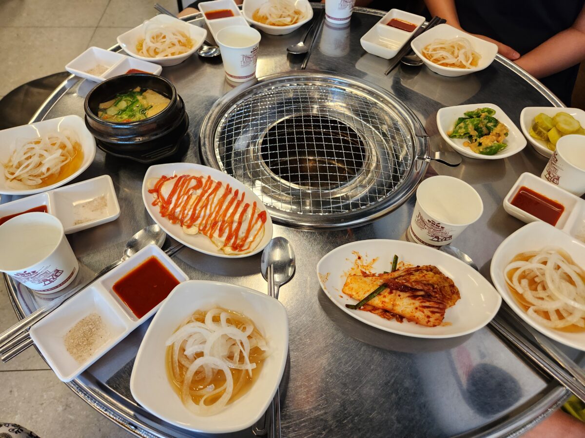 원시인쪽갈비의 오뎅탕과 밑반찬들이 세팅된 테이블 전체 샷.
