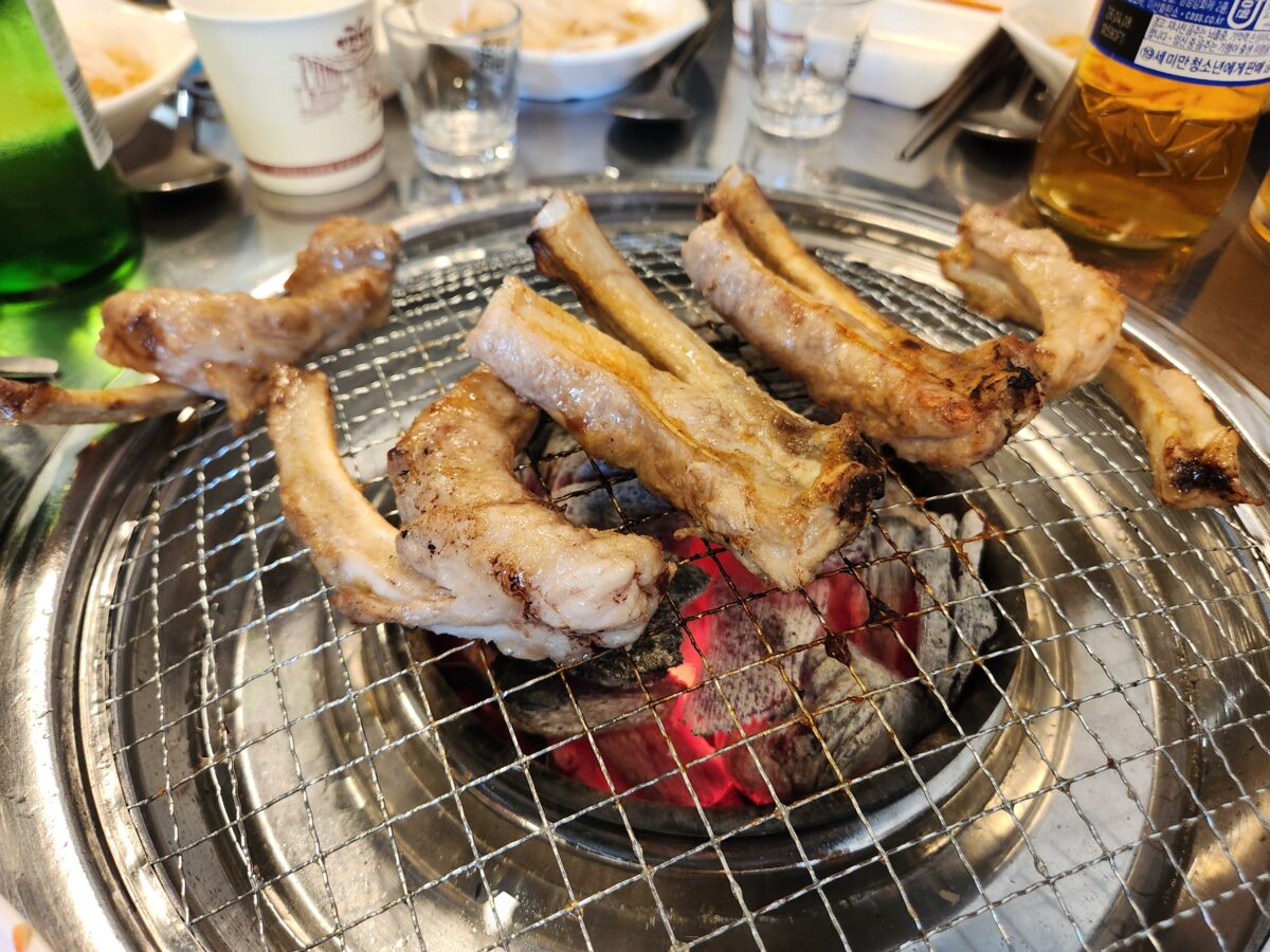 불판 위에서 참숯에 쪽갈비가 구워지고 있는 모습.