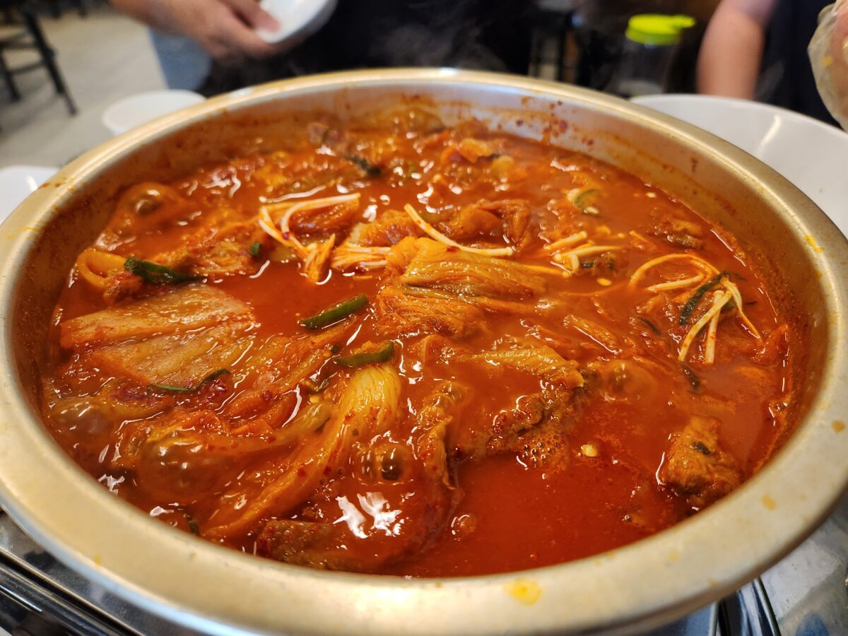 원시인쪽갈비의 등갈비김치찜이 냄비에 담겨 보글보글 끓고 있는 모습.