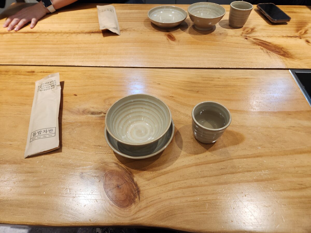 식사 전 깔끔하게 정리된 빈 테이블 세팅 모습.