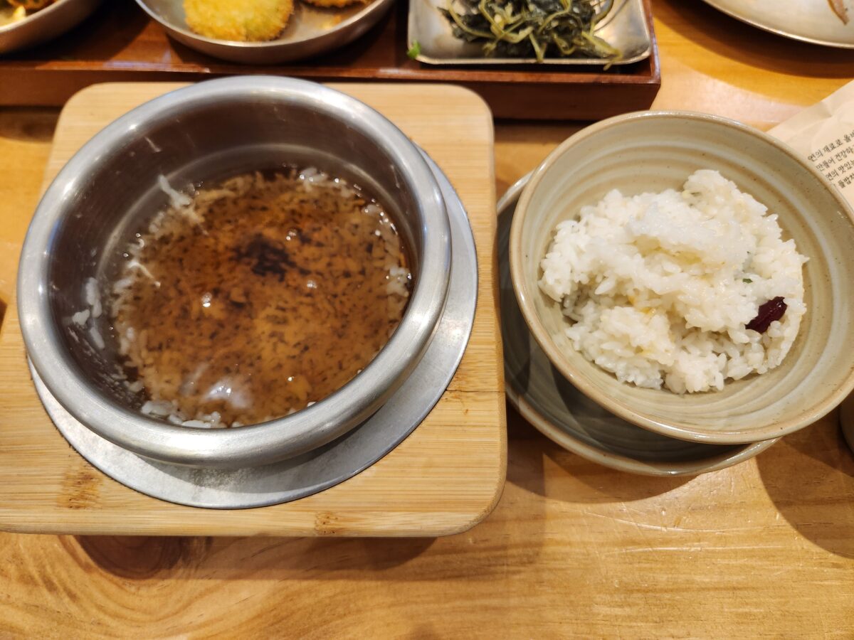 솥에서 덜어낸 흰 쌀밥이 담긴 그릇과 숭늉이 담긴 솥.
