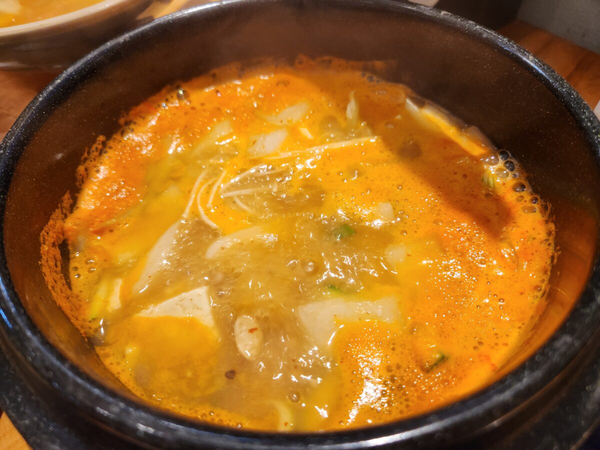 뚝배기 안에서 끓고 있는 먹음직스러운 찌개 근접샷.