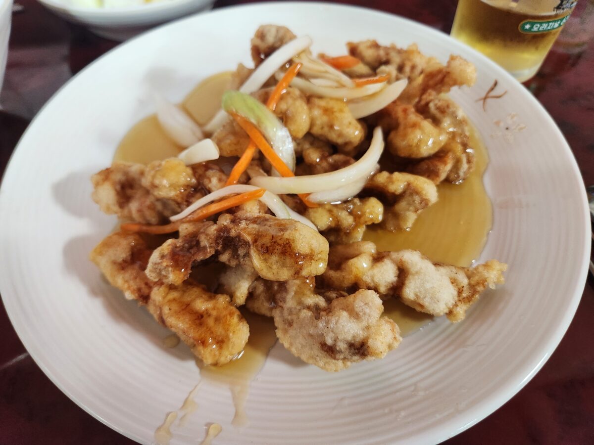 접시에 담겨 나온 탕수육 요리.