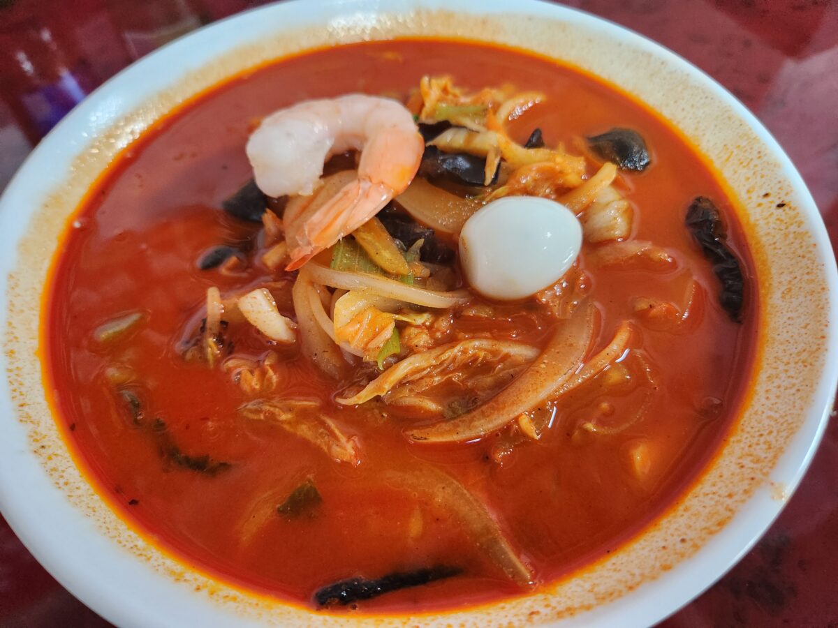 새우와 메추리알이 토핑된 짬뽕 한 그릇이 담긴 그릇.