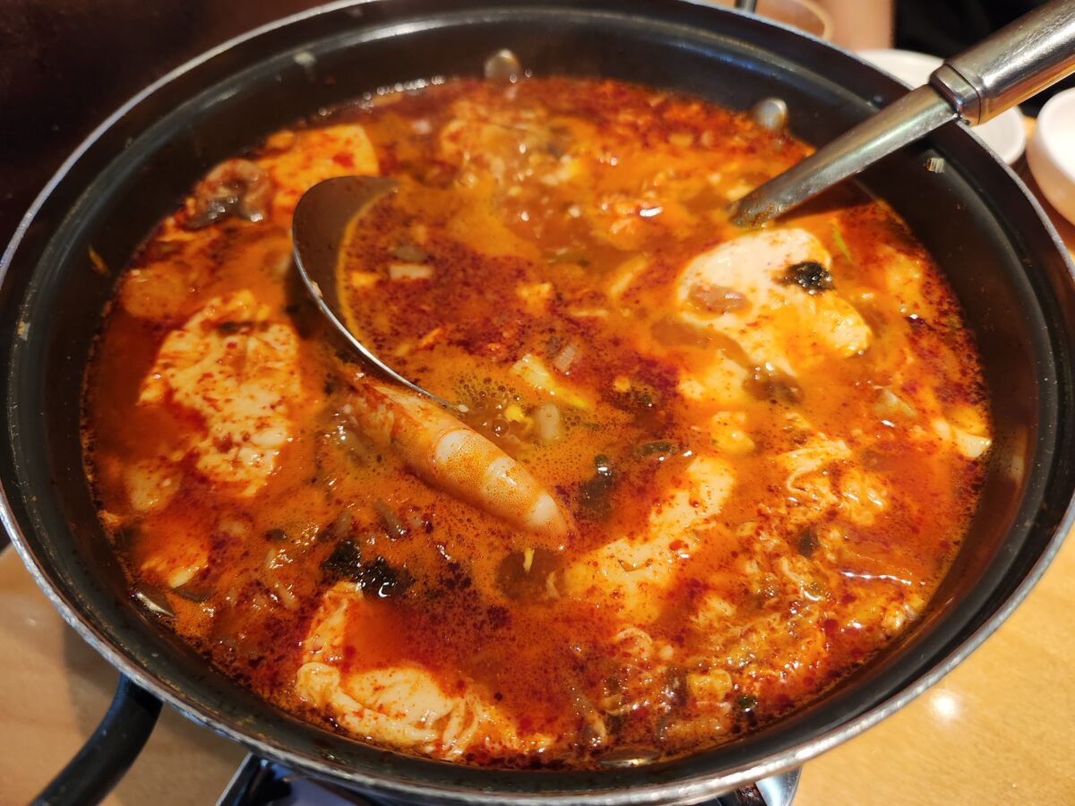 보글보글 끓고 있는 얼큰한 순두부찌개 냄비.