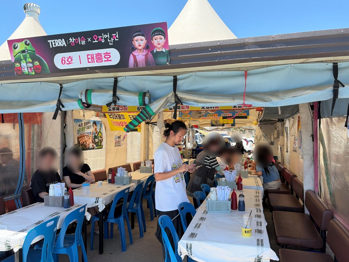 6호 태흥호 간판이 걸린 오징어난전 가게 내부.