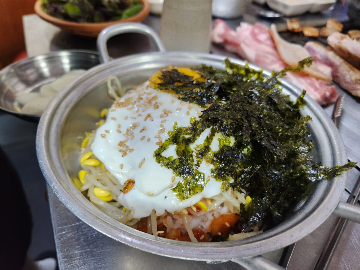 비비기 전 상태의 냄비비빔밥.