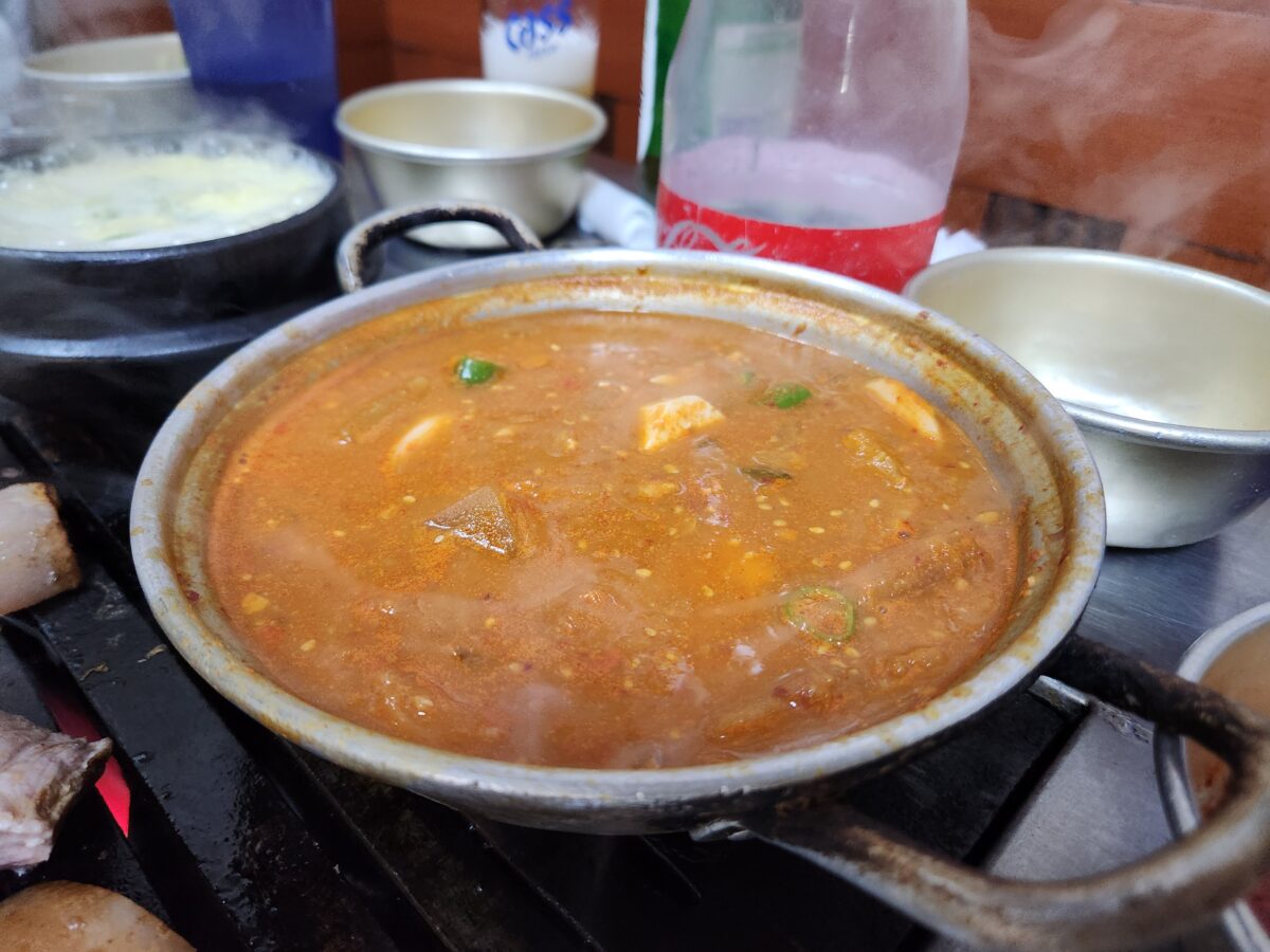 뚝배기에 담긴 김치 청국장.