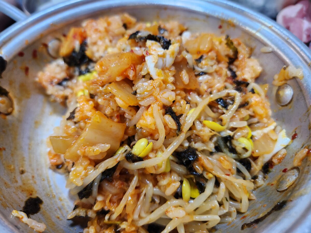 양은 냄비에 담긴 비벼진 비빔밥의 근접 촬영 모습.
