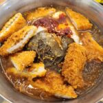 냉면 위에 바삭한 돈까스가 올려진 돈불물냉면