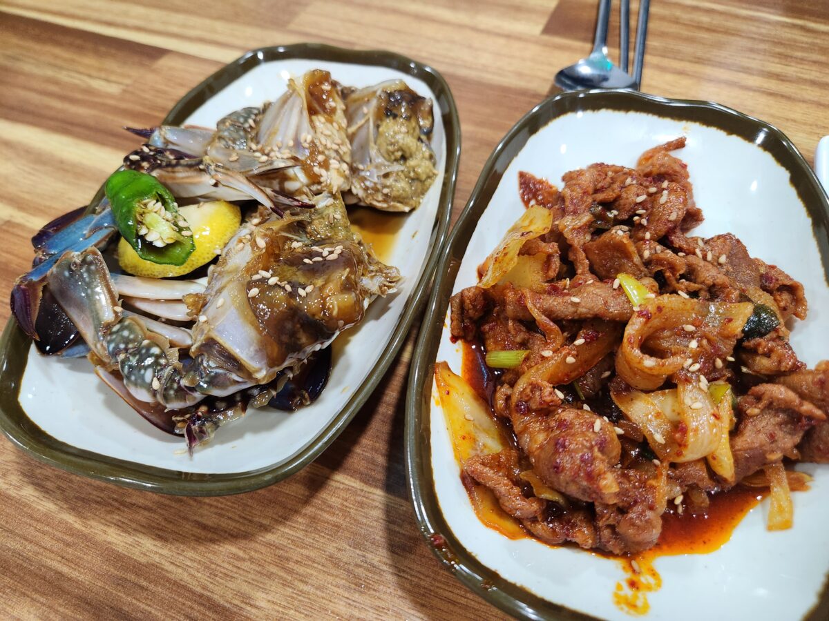 간장게장과 제육볶음이 담긴 접시.