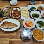 테이블 위에 차려진 게장백반정식의 전체적인 상차림 모습.