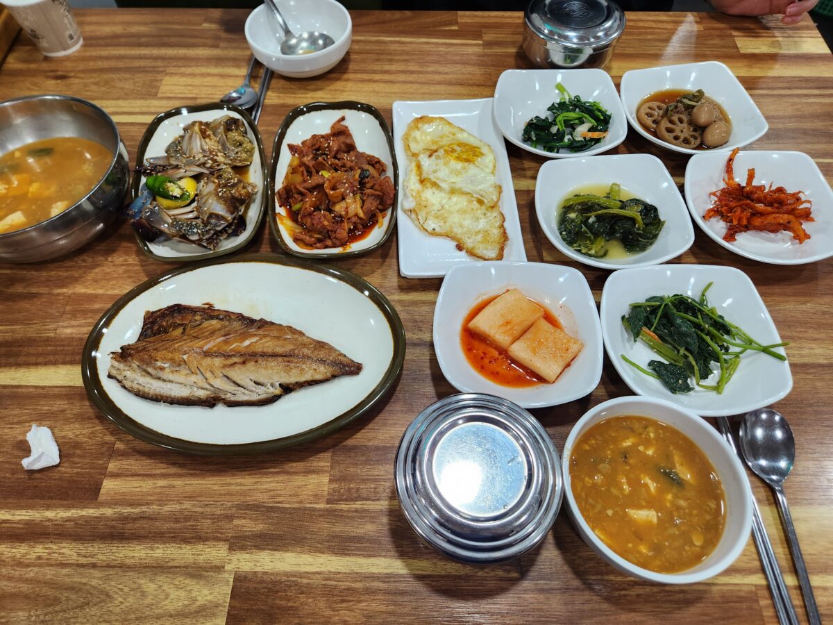 테이블 위에 차려진 게장백반정식의 전체적인 상차림 모습.