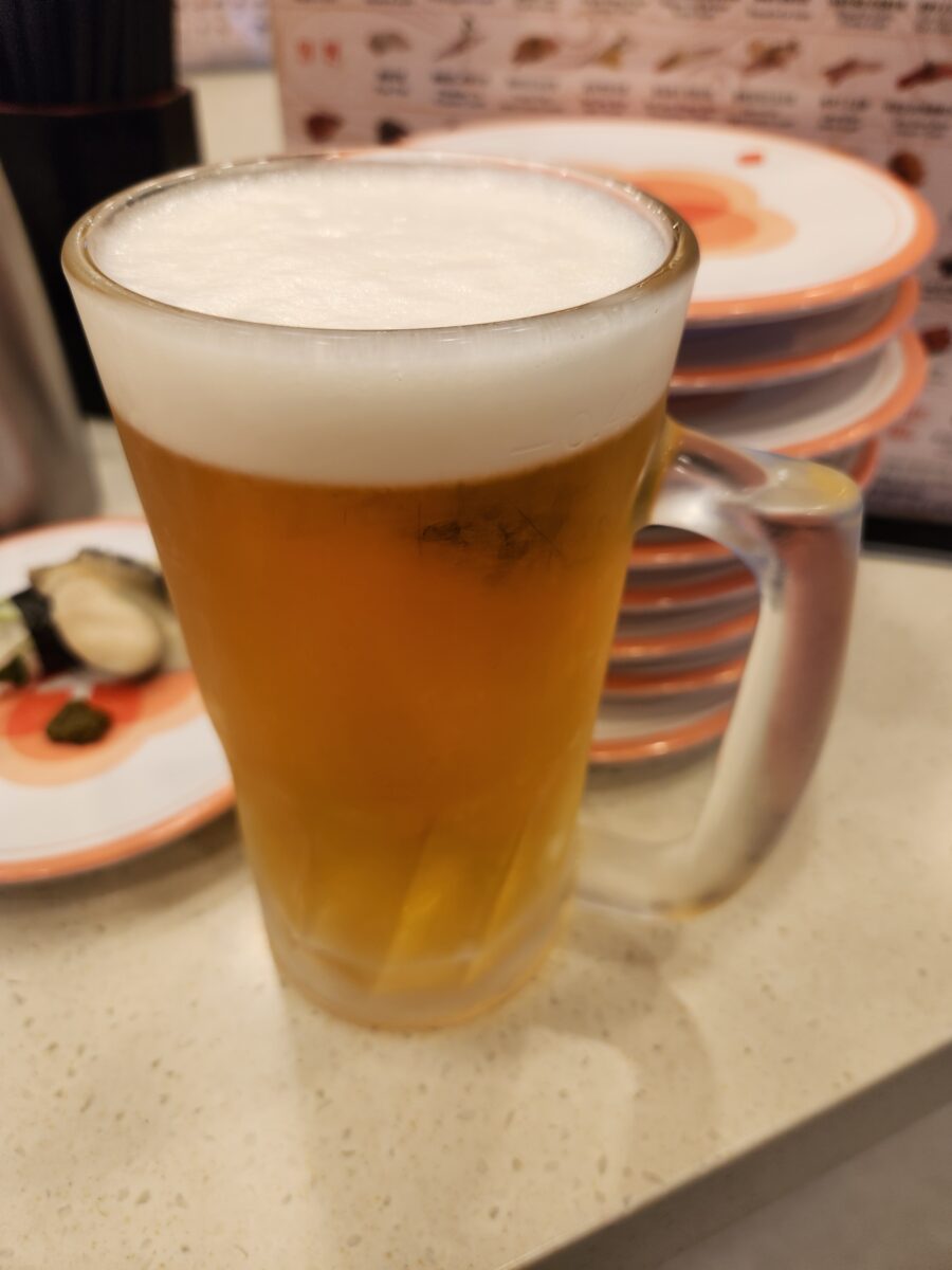 투명한 유리잔에 담긴 시원한 생맥주.