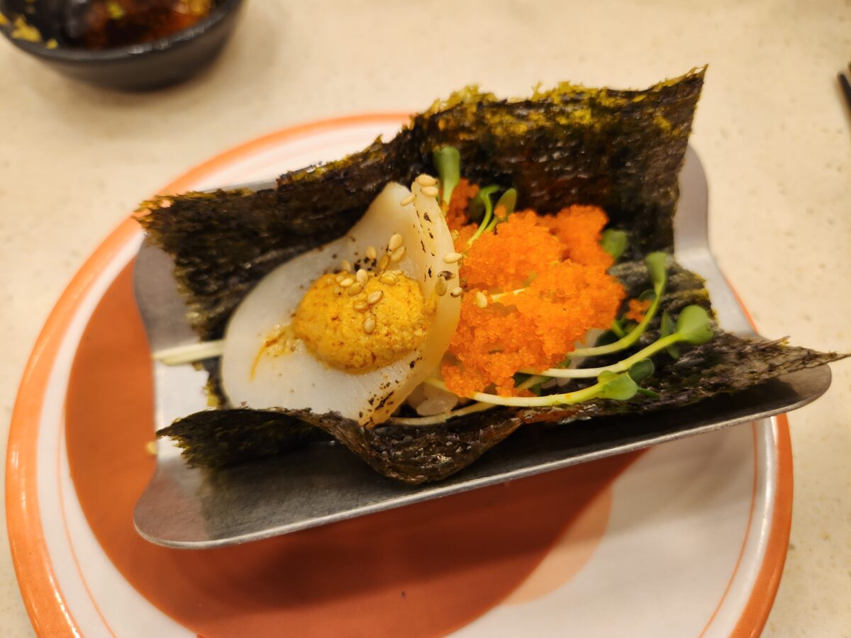 김에 싸인 관자와 날치알이 올라간 관자마끼.