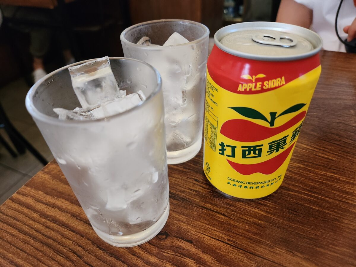 얼음컵과 함께 준비된 애플사이다.