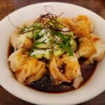 그릇에 담긴 매콤비빔완탕 전체 모습.