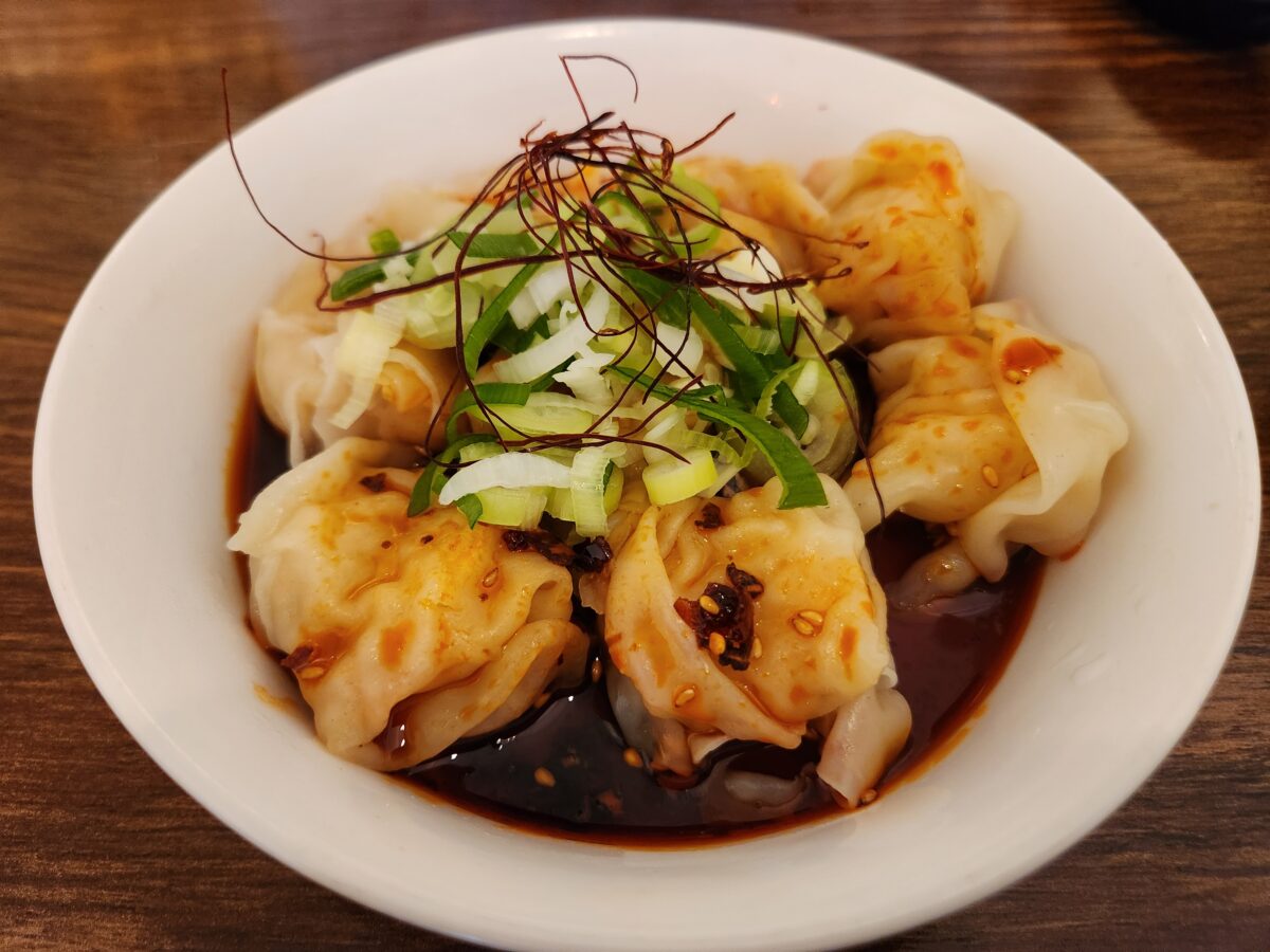 그릇에 담긴 매콤비빔완탕 전체 모습.