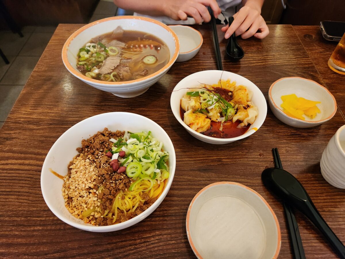 테이블 위에 놓인 우육면, 완탕, 탄탄면 세트 전체 샷.