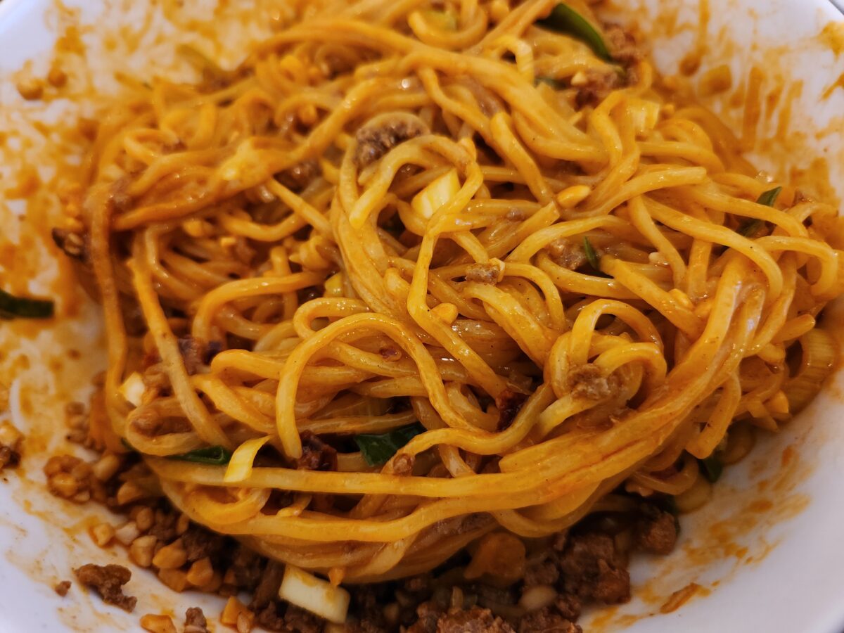 잘 비벼진 비빔탄탄면 근접 샷.