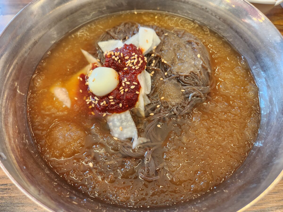 은은한 매운맛 육수가 특징인 짱이네매콤돈가스 냉면 국물