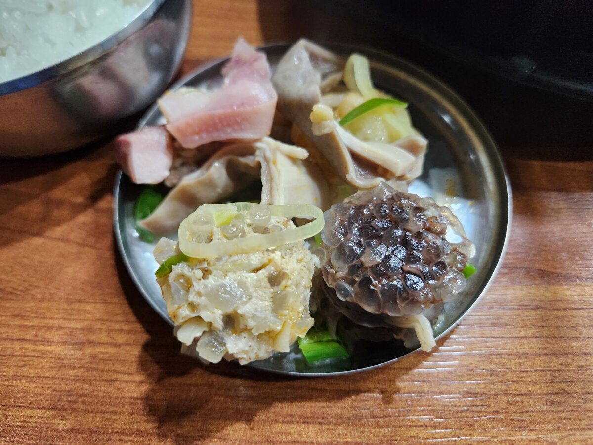 앞접시에 따로 덜어낸 다양한 종류의 순대와 부속고기