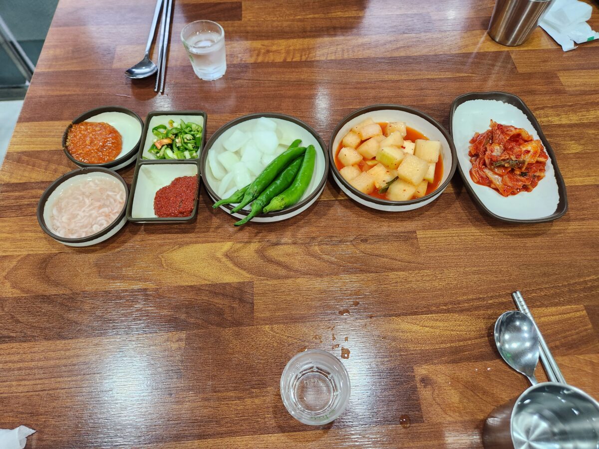 테이블 위에 세팅된 밑반찬 전체 구성