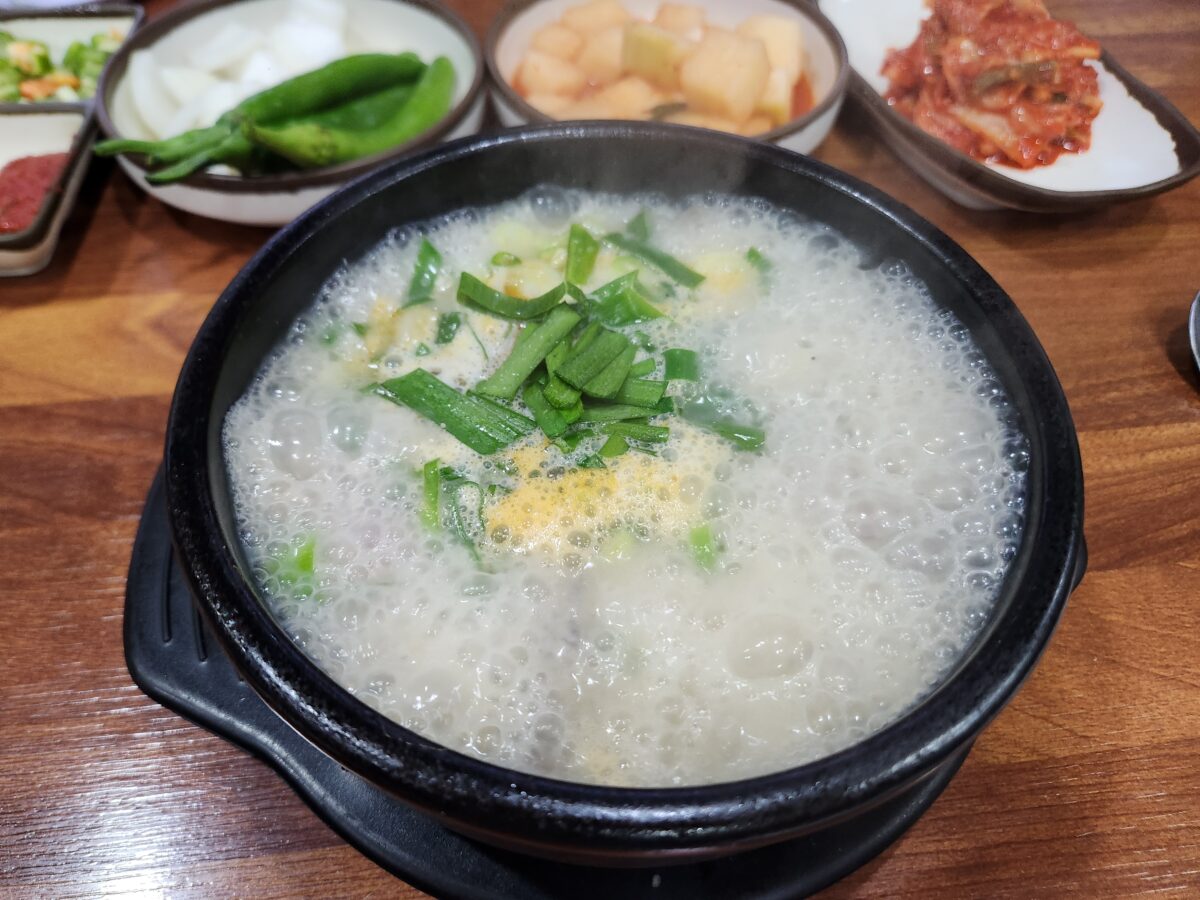 보글보글 끓고 있는 뚝배기 순대국밥 근접 촬영