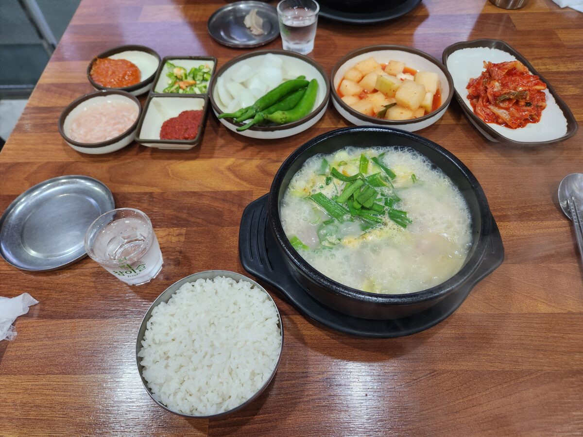 뚝배기에 담긴 순대국밥과 공기밥, 밑반찬이 차려진 전체 상차림