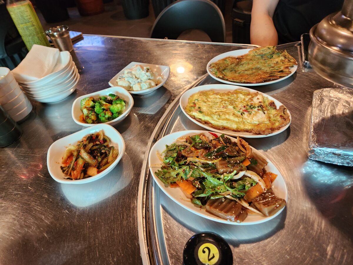 도토리묵무침, 두부계란지짐, 파전 등 푸짐한 기본 안주 세팅.
