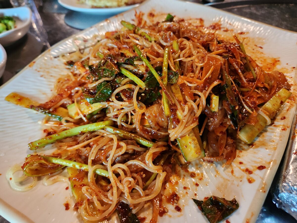 접시에 담긴 골뱅이쫄면무침(쫄뱅이).