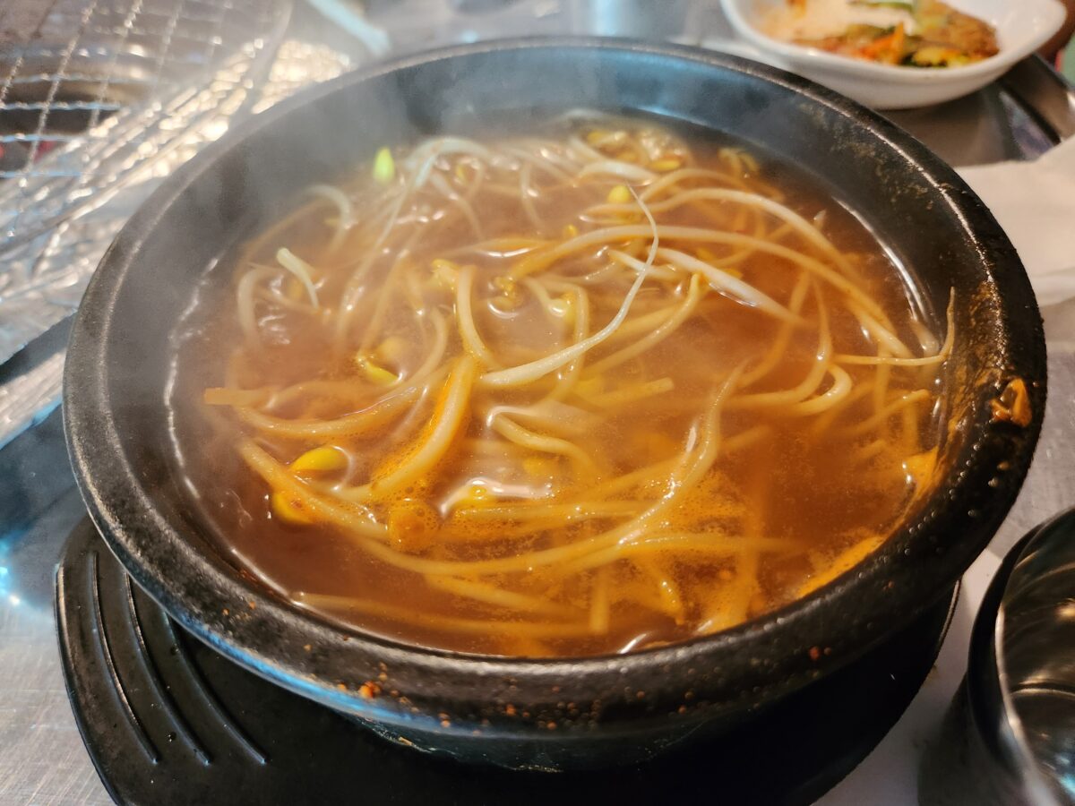 뚝배기에 담긴 콩나물국.