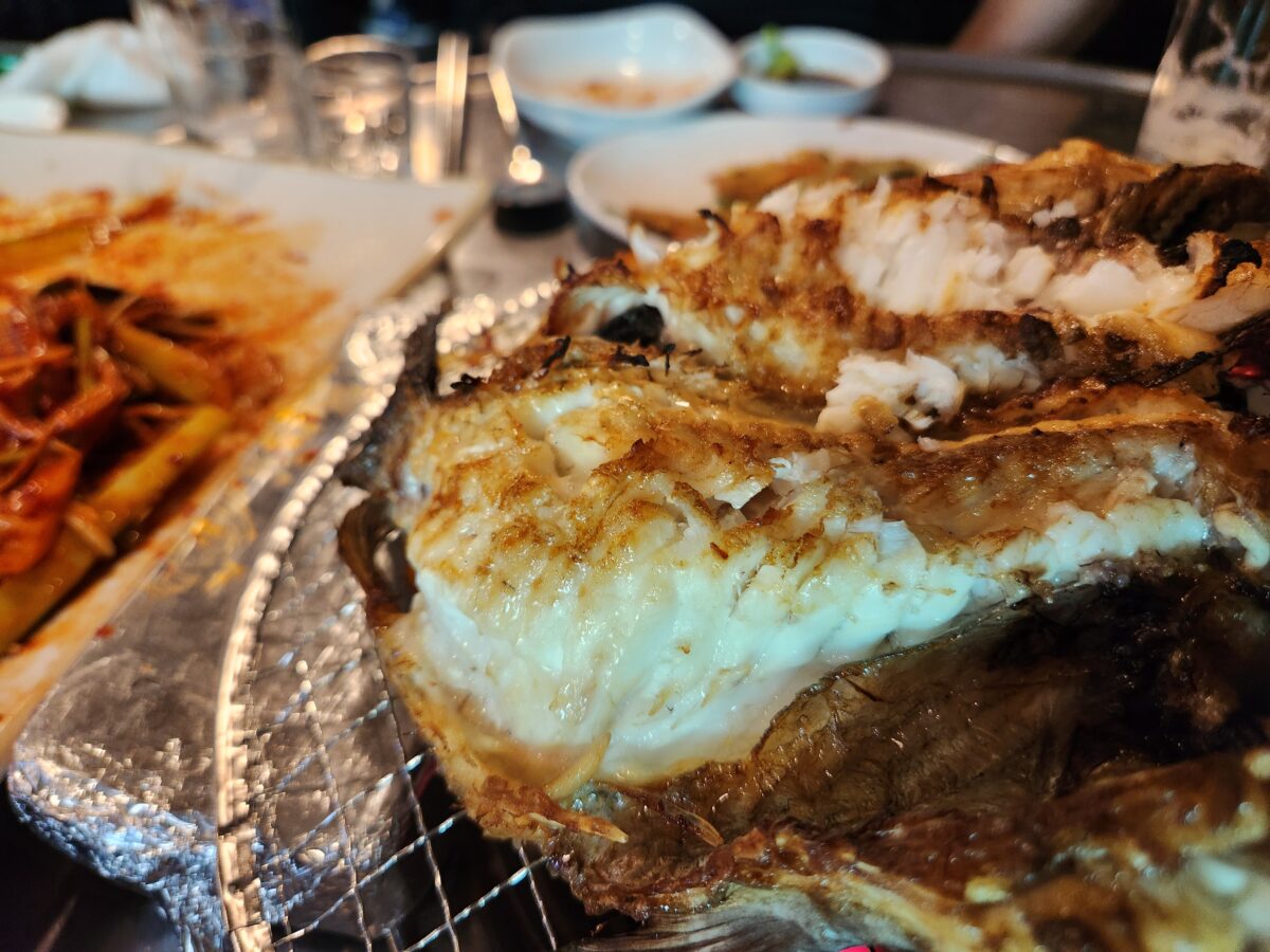 잘 구워진 우럭구이의 속살 클로즈업.