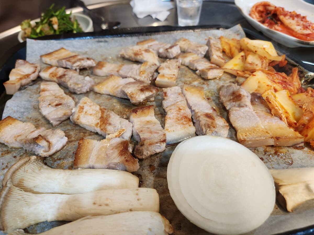 먹기 좋게 잘라진 구운 고기와 노릇하게 익은 김치.